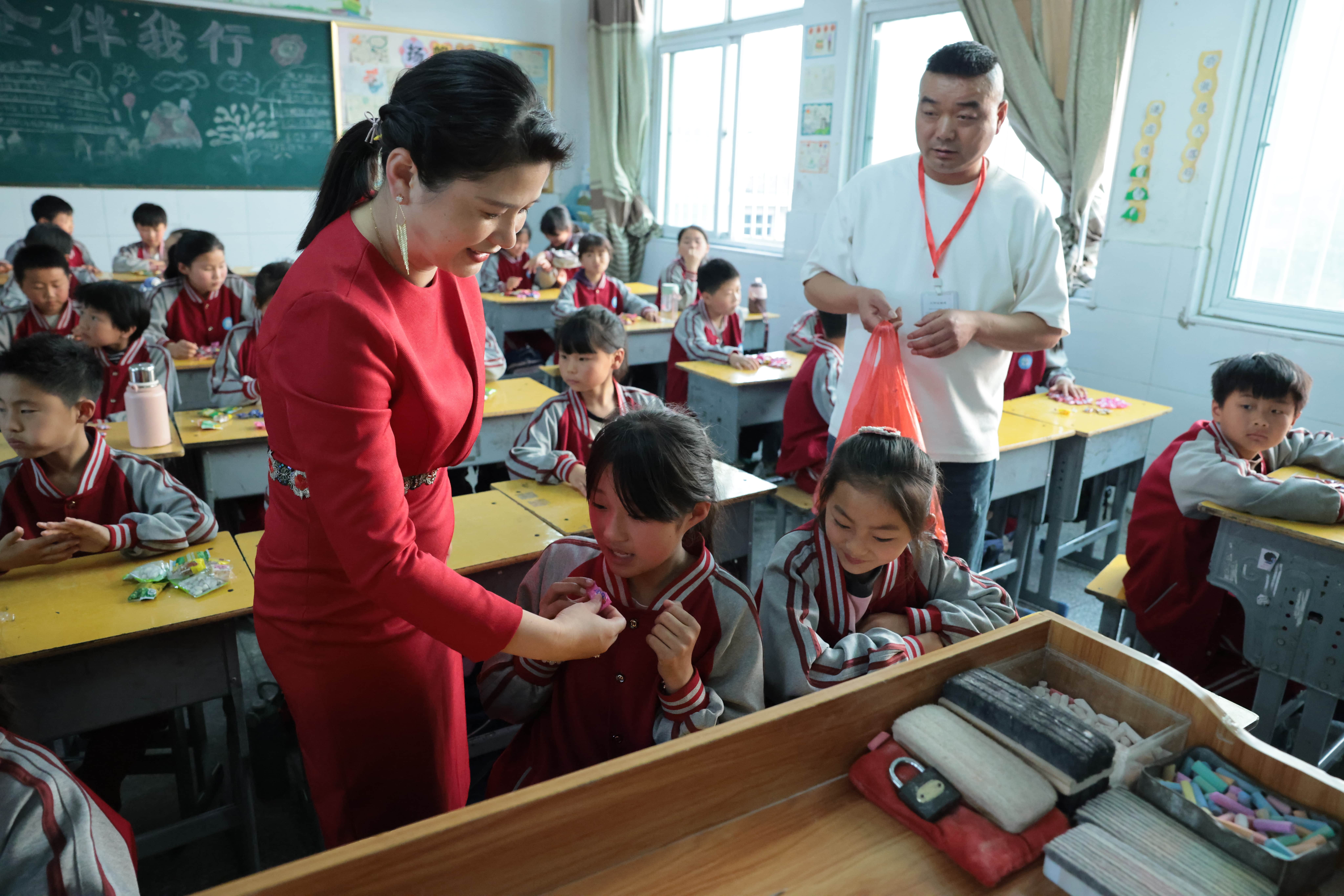 在爱意的“双向奔赴”中丨第249所押球平台公益学校揭牌